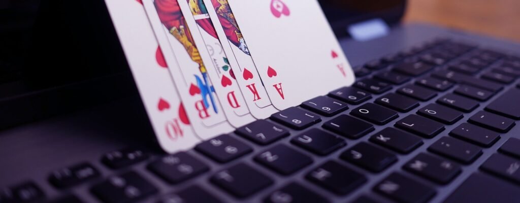 Henkilö pelaa pienipanoksista nettipokeria kannettavalla tietokoneella rauhallisessa kotiympäristössä.