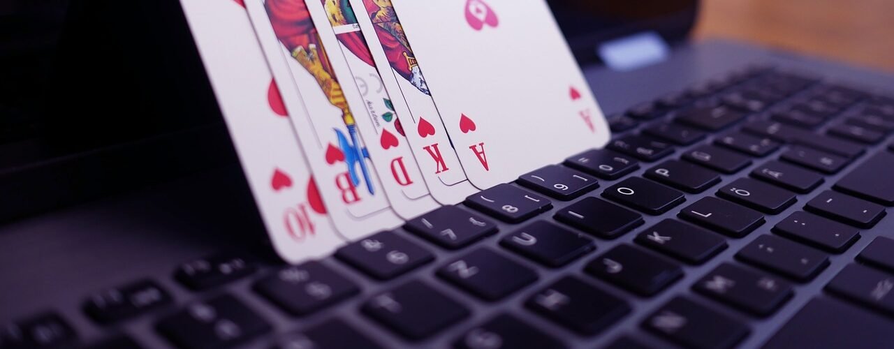 Henkilö pelaa pienipanoksista nettipokeria kannettavalla tietokoneella rauhallisessa kotiympäristössä.